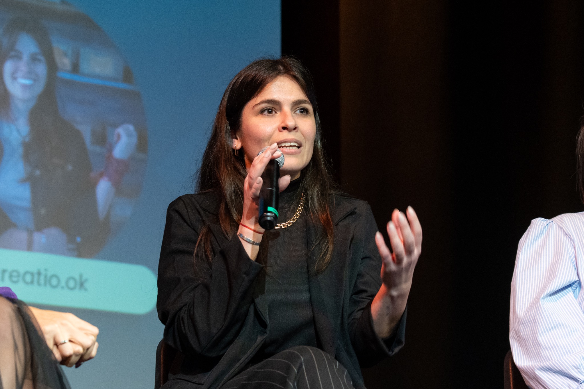 Cami Graciano participando en una charla con micrófono